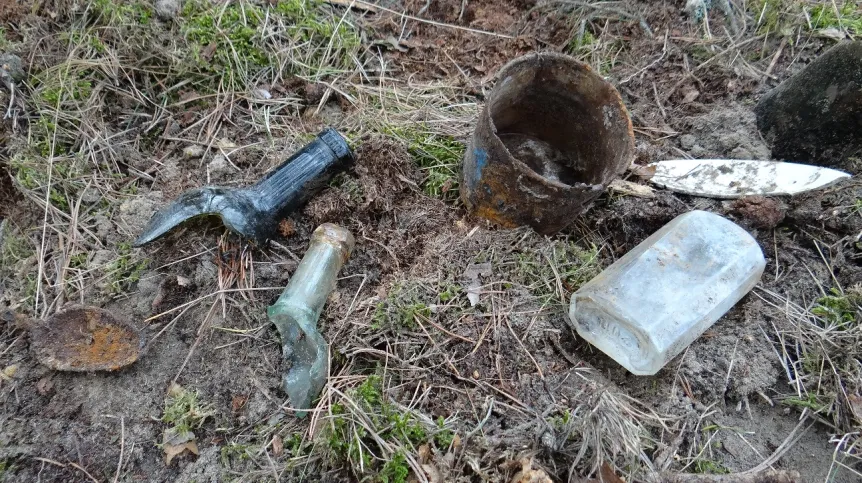 Artefacts found in the camp. Photo by Dawid Kobiałka.