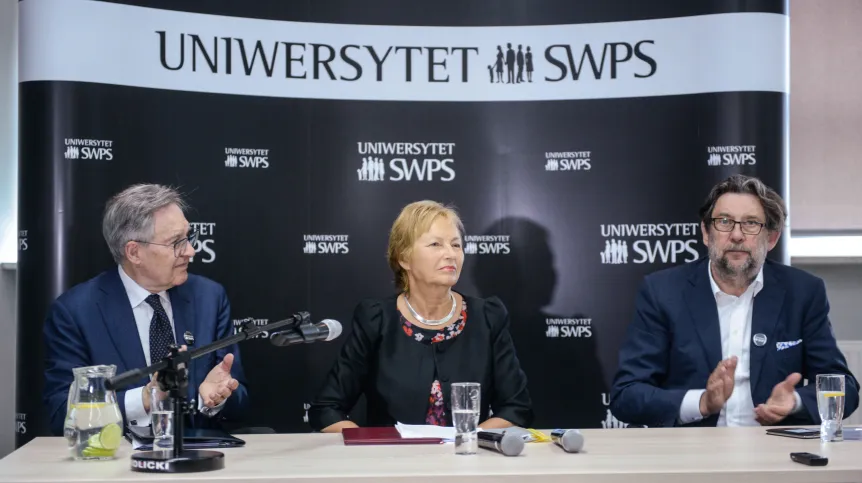 Od lewej: rektor SWPS prof. Andrzej Eliasz, minister nauki i szkolnictwa wyższego Lena Kolarska-Bobińska, założyciel SWPS Piotr Voelkel podczas spotkania prasowego dotyczącego zdobycia przez SWPS statusu pierwszego niepublicznego uniwersytetu w kraju. Fot. PAP/Jakub Kamiński 03.06.2015