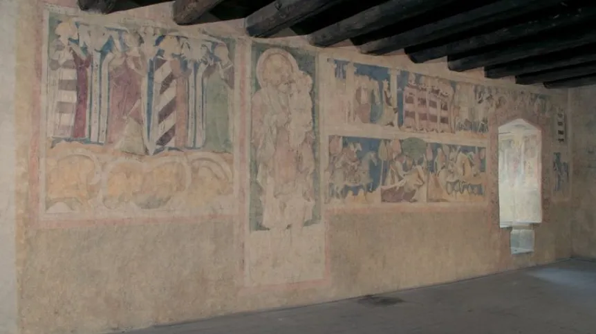 Średniowieczne malowidła we wnętrzu Wieży - w prawej części w dwóch pasach, przedstawiona jest legenda o Lancelocie. Fot. Muzeum Wieża Książęca w Siedlęcinie.
