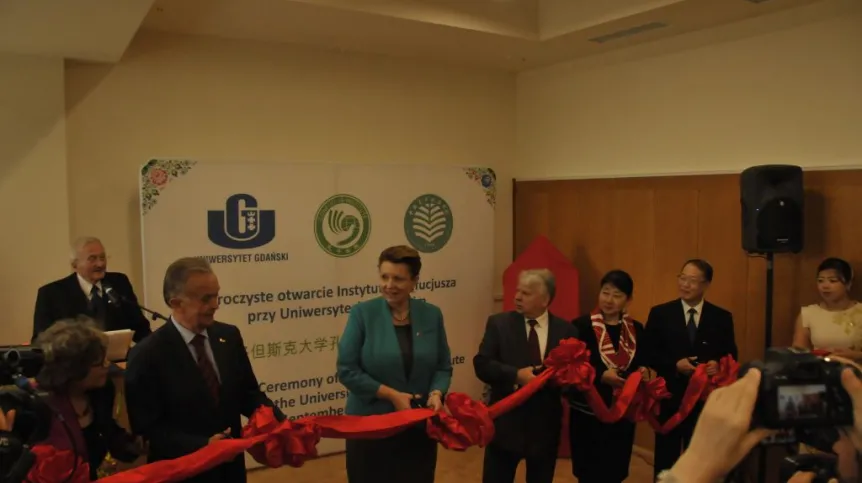 Otwarcie Instytutu Konfucjusza w Gdańsku. Uroczyste przecięcie wstęgi. Od lewej: prof. Wu Lan, kierownik Pracowni Sinologii UG, prof. Bernard Lammek rektor Uniwersytetu Gdańskiego, Małgorzata Omilanowska minister kultury i dziedzictwa narodowego, Bogdan Borusewicz marszałek Senatu RP, Liu Yuanyuan konsul generalna ChRL w Gdańsku, prof. Wang Xinqinq rektor China Youth University, w tle prof. Józef Arno Włodarski, prorektor ds. studenckich UG.