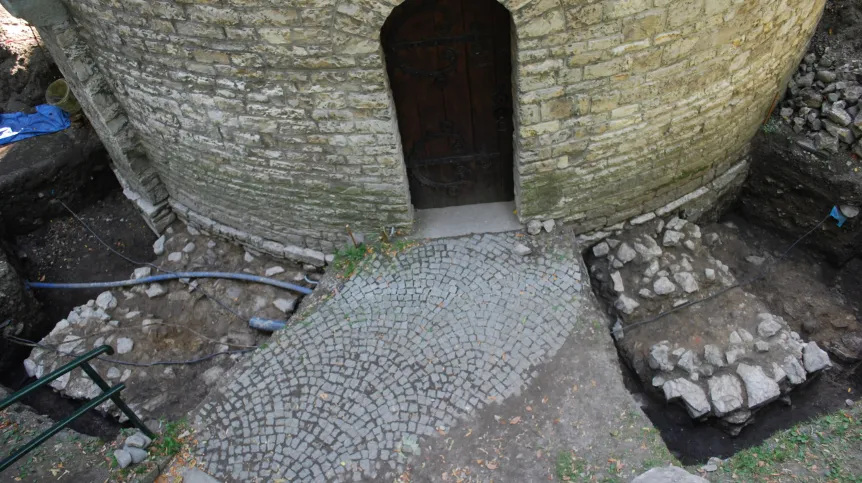 Two buttresses at the door of the rotunda. Photo by Zofia Jagosz-Zarzycka