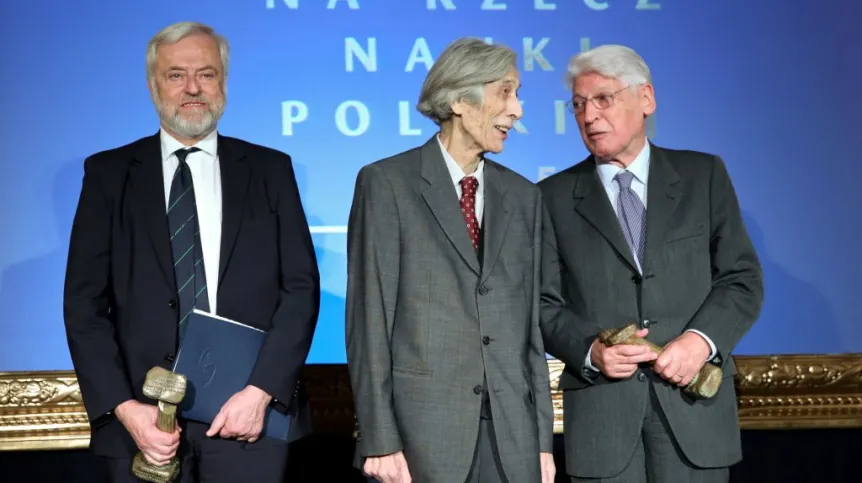 Prof. Stanisław Penczek (P) z Centrum Badań Molekularnych i Makromolekularnych PAN w Łodzi, prof. Jerzy Jedlicki (C) z Instytutu Historii PAN w Warszawie oraz prof. Kazimierz Rzążewski (L) z Centrum Fizyki Teoretycznej PAN w Warszawie zostali laureatami Nagród Fundacji na rzecz Nauki Polskiej 2015, uznawanych za najważniejsze wyróżnienie naukowe w naszym kraju. Laureaci odebrali statuetki i czeki na 200 tys. zł. podczas uroczystej gali na Zamku Królewskim. Fot. PAP/Rafał Guz 02.12.2015