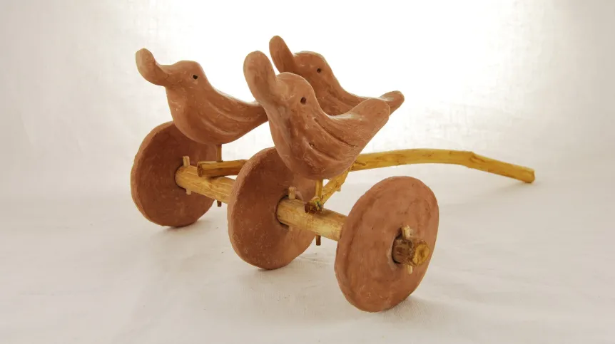 Kopia kultowego wózka z trzema glinianymi ptaszkami odkrytego w 1935 roku w miejscowości Brzeźniak (młodsza epoka brązu 1300-1000 lat p.n.e., fot Muzeum Narodowe w Szczecinie