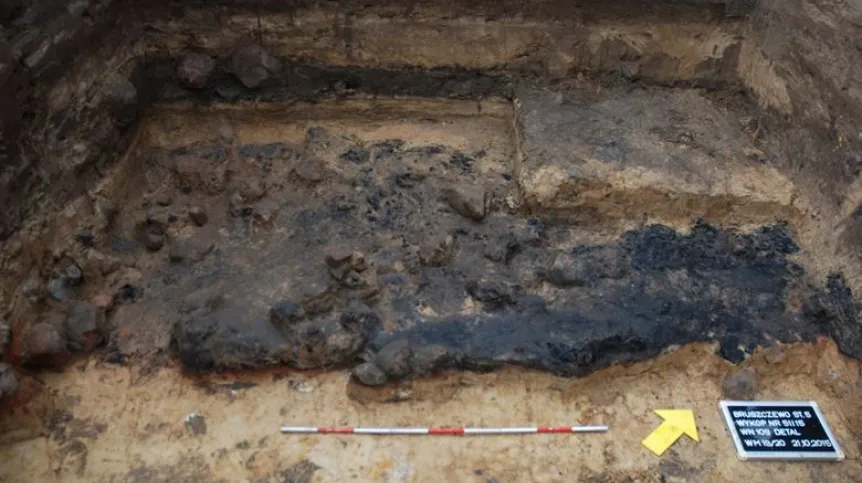 Relikty spalonych konstrukcji drewnianych. Fot. Mateusz Cwaliński 