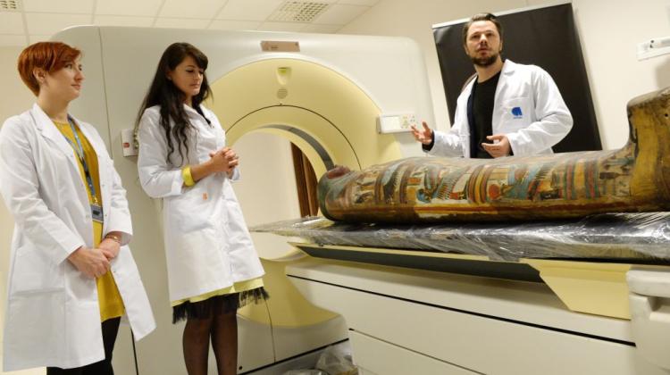 Marzena Ożarek-Szilke (L), Kamila Braulińska (2L) and Wojciech Ejsmond (R) during a press conference on the Warsaw Mummy Project in Otwock. In the project, researchers will study more than 40 ancient mummies of humans and animals. The study will provide a chance of finding traces of diseases occurring in antiquity. Photo: PAP/Jacek Turczyk 15.12.2015