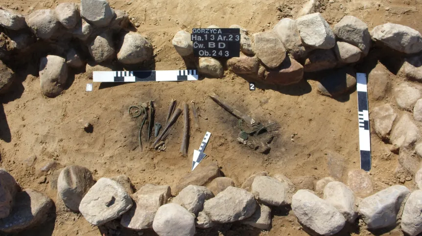 Archaeologists in the course of documenting one of the discovered graves. Photo by K. Socha