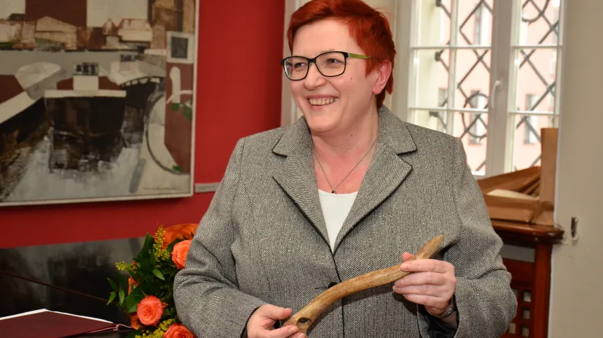 Dyrektor Muzeum w Grudziądzu Wioletta Pacuszka prezentuje nowy nabytek. Fot. Gerard Szukay 