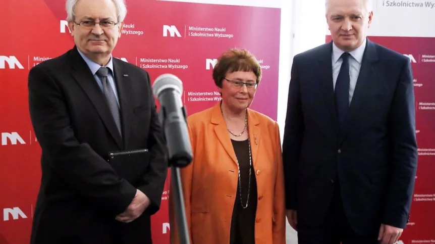 Wicepremier, minister nauki i szkolnictwa wyższego Jarosław Gowin (P) oraz prof. Maria Celina Dzielska (C) i prof. Włodzimierz Bolecki (L), podczas konferencji prasowej w Warszawie, na której przedstawiono nowy skład Rady Narodowego Programu Rozwoju Humanistyki. Fot. PAP/Tomasz Gzell 18.04.2016