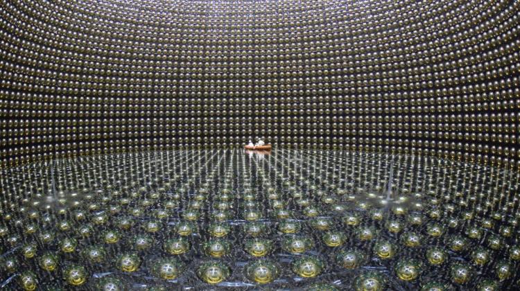 Wnętrze detektora Super-Kamiokande w Japonii na co dzień wypełnione jest wodą. Tu obserwuje się ślady neutrin i antyneutrin uwolnionych 300 km dalej. Fot: T2K experiment, https://t2k-experiment.org"