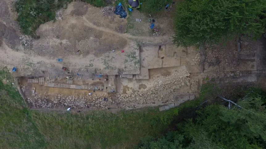 Mur wraz z przylegającym do niego chodnikiem - widoczny w prawej części zdjęcia. Najdalej po prawej relikty bramy, fot. M. S. Przybyła 