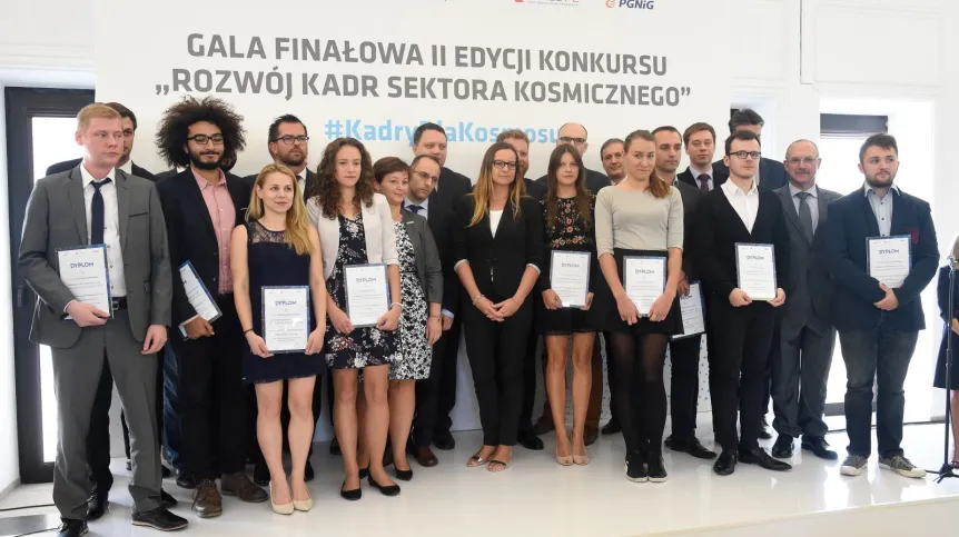 Laureaci II edycji konkursu stażowego „Rozwój kadr sektora kosmicznego” podczas wspólnego zdjęcia na konferencji w siedzibie Agencji Rozwoju Przemysłu w Warszawie. Fot. PAP/ Radek Pietruszka 29.08.2017