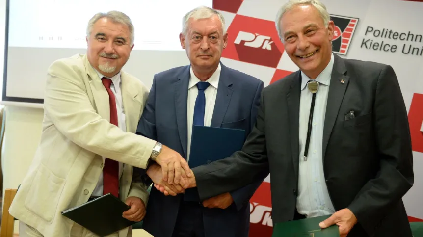 Od lewej: rektor Uniwersytetu Technologiczno-Humanistycznego w Radomiu prof. Zbigniew Łukasik, rektor Politechniki Rzeszowskiej profesor Tadeusz Markowski, rektor Politechniki Świętokrzyskiej Kielce profesor Wiesław Trąmpczyński podczas podpisania umowy o powołaniu konsorcjum COP - Tradycja, Obronność tworzonego przez Politechnikę Rzeszowską, Politechnikę Świętokrzyską i Uniwersytet Technologiczno-Humanistyczny. Fot. Piotr Polak 01.09.2017