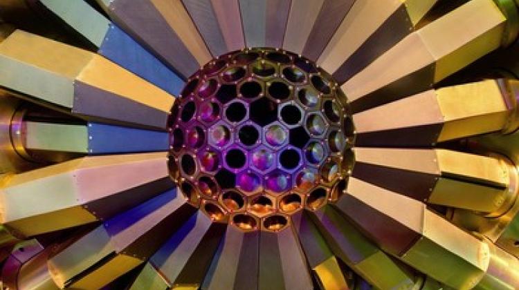 Jedna z półkul Gammasphere, najbardziej zaawansowanego detektora promieniowania gamma. Źródło: Roy Kaltschmidt, Lawrence Berkeley Lab photographer