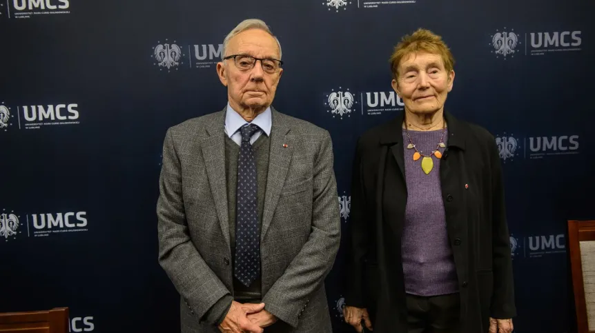 Prof. Helene Langevin-Joliot (P) i prof. Pierre Joliot (L) podczas konferencji prasowej w Rektoracie UMCS w Lublinie.  Fot. PAP/Wojciech Pacewicz 13.11.2017