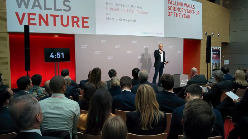 Marcin Krzykawski presents hydrogel developed by his start-up at the Falling Walls Venture in Berlin, photo by S. Zdziebłowski.