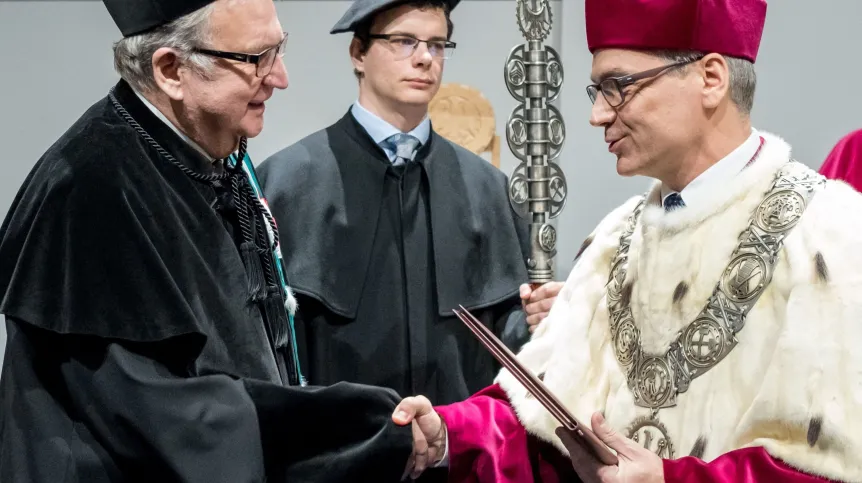 Rektor PŚl prof. Arkadiusz Mężyk (P) i konsultant krajowy w dziedzinie angiologii prof. Aleksander Sieroń (L) podczas uroczystości nadania mu tytułu honoris causa Politechniki Śląskiej.  Fot. PAP/Andrzej Grygiel 22.11.2017