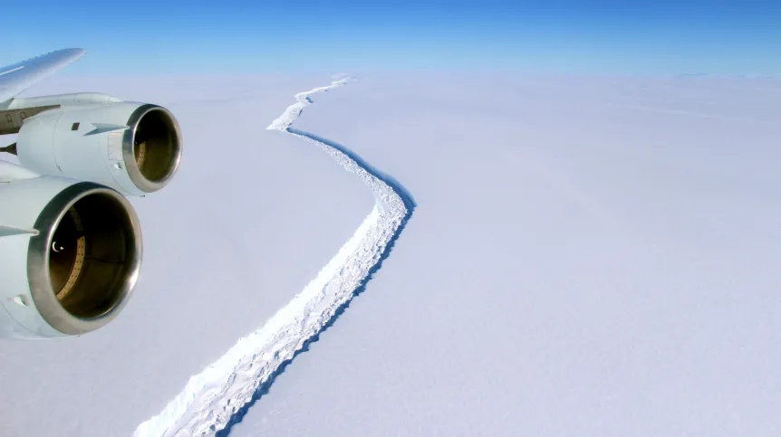 Szczelina w lodowcu Larsen C. Źródło: NASA/Wikipedia