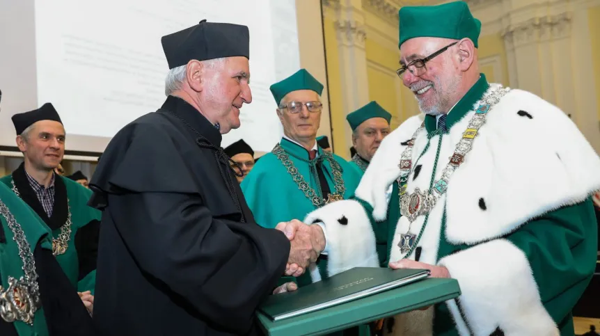 Prof. Andrzej Nowak (L) i rektor PW prof. Jan Szmidt (P). Fot. PAP/Rafał Guz 15.11.2017