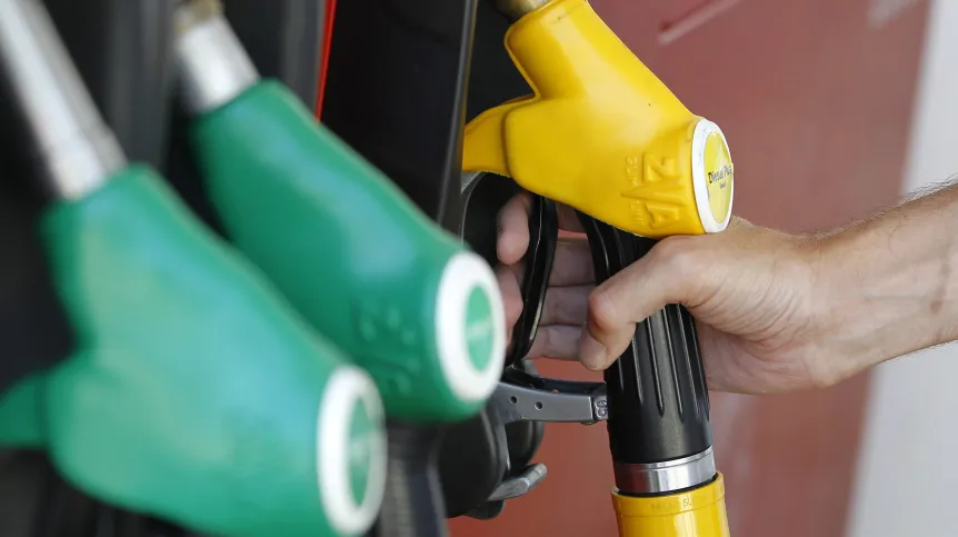 Gasoline and diesel oil prices in up to 6 cents of euro a liter for a three months period