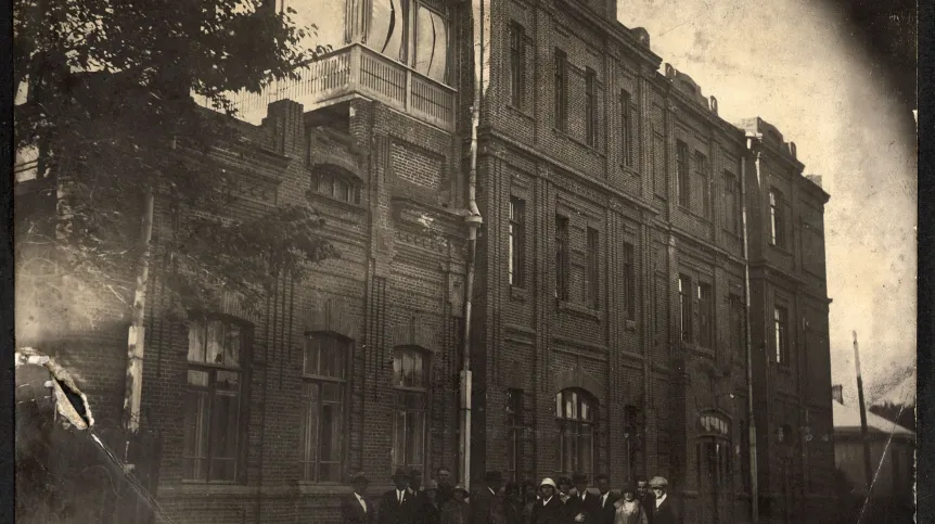 Building of the Association "Gospoda Polska" at Głucha Street in Harbin. Built with the contributions of the Polish community as a company with shares in the years 1912-1914. It housed a theatre stage, a primary school, clubs and associations, and in the years 1920-1936 it housed the consulate of the Second Republic of Poland on the top floor. The picture from 1932 shows members of the Polish Youth Association.