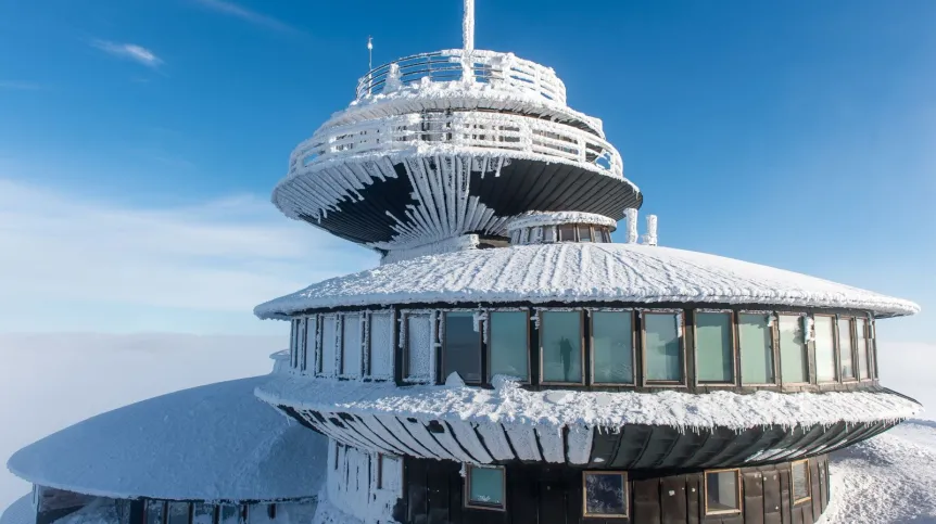 Obserwatorium Meteorologiczne IMGW na Śnieżce. Od niemal 140 lat na Śnieżce, najwyższym szczycie Karkonoszy, prowadzone są obserwacje meteorologiczne. Fot. PAP/Maciej Kulczyński 08.02.2018