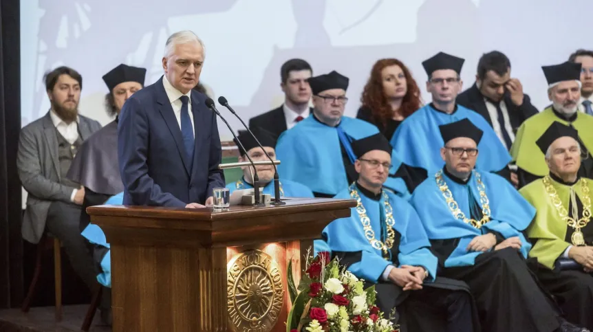 Wicepremier, minister nauki i szkolnictwa wyższego Jarosław Gowin (L) podczas uroczystości z okazji święta Uniwersytetu Mikołaja Kopernika w Toruniu, 19 bm. W 545. rocznicę urodzin Mikołaja Kopernika przyznane zostały odznaczenia państwowe i uniwersyteckie, w tym tytuły doktora honoris causa, honorowego profesora oraz ambasadora UMK. PAP/Tytus Żmijewski 10.02.2018
