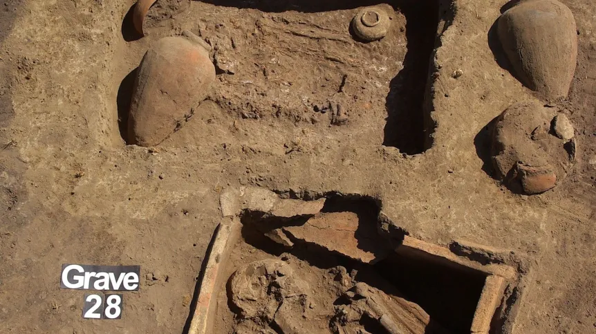 Nie wszyscy zmarli byli chowani w Tell el-Murra w trumnach ceramicznych. Dwa przykłady - w górnej części zdjęcia widoczny pochówek w którym zmarłego umieszczono bezpośrednio w ziemi; w dolnej - w trumnie ceramicznej, fot. E. Kuciewicz