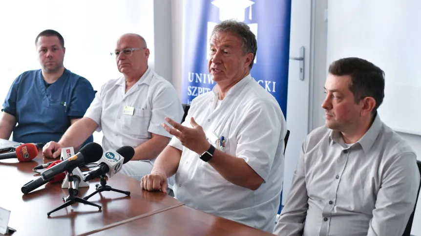Od lewej: dr Szymon Dragan, prof. Szymon Dragan, dr. Krzysztof Zimmer i pacjent Remigiusz Cedziło podczas konferencji prasowej nt. pierwszej w Polsce operacji przeszczepu rzepki w kolanie, 7 bm. w Uniwersyteckim Szpitalu Klinicznym we Wrocławiu. (mr) PAP/Maciej Kulczyński 07.05.2018