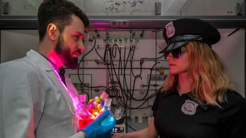 Just like a policeman controlling traffic made up of cars of different brands and types, nanoparticles coated with light-reactive catalysts can control the course of many chemical reactions simultaneously. The idea of a new method of managing the course of chemical reactions is presented by Magdalena Szewczyk and Grzegorz Sobczak, PhD students at the Institute of Physical Chemistry PAS in Warsaw. (Source: IPC PAS, Grzegorz Krzyzewski)