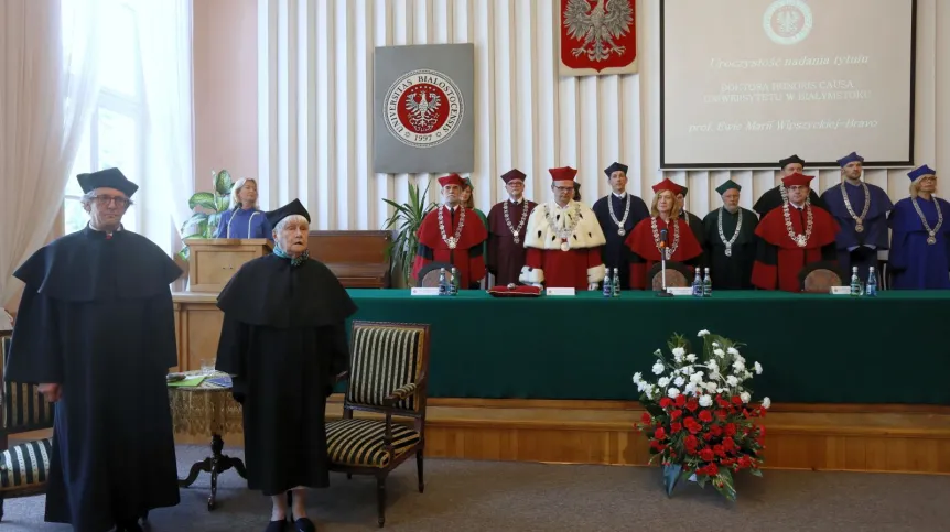 Nadanie tytułu doctora honoris causa Uniwersytetu w Białymstoku prof. Ewie Wipszyckiej-Bravo (2L). Fot. PAP/Artur Reszko 14.06.2018