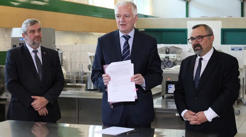 Warszawa, 09.08.2018. Wicepremier, minister nauki Jarosław Gowin (C), minister rolnictwa i rozwoju wsi Jan Krzysztof Ardanowski (L) i rektor SGGW Wiesław Bielawski (P) podczas konferencji prasowej i podpisania umowy na budowę Innowacyjnego Centrum Nauk Żywieniowych SGGW w Warszawie, 9 bm. PAP/Leszek Szymański