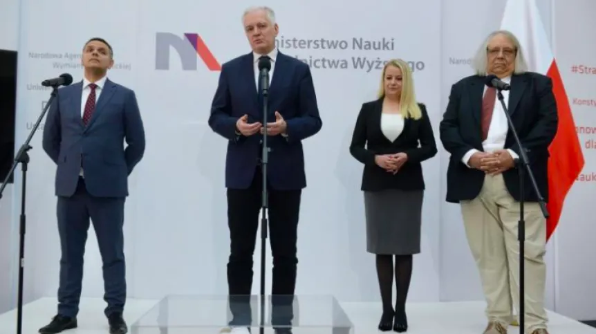 From left: Prof. Robert Bielik, Deputy Prime Minister, Minister of Science and Higher Education Jarosław Gowin, Agnieszka Kruszewska and Prof. Piotr Zielenkiewicz during a press conference on the Ministry of Science grant for the infrastructure expansion of the Arctowski Polish Antarctic Station, Nov. 21 at the Ministry of Science and Higher Education in Warsaw. Photo: PAP/Jakub Kamiński 21.11.2018