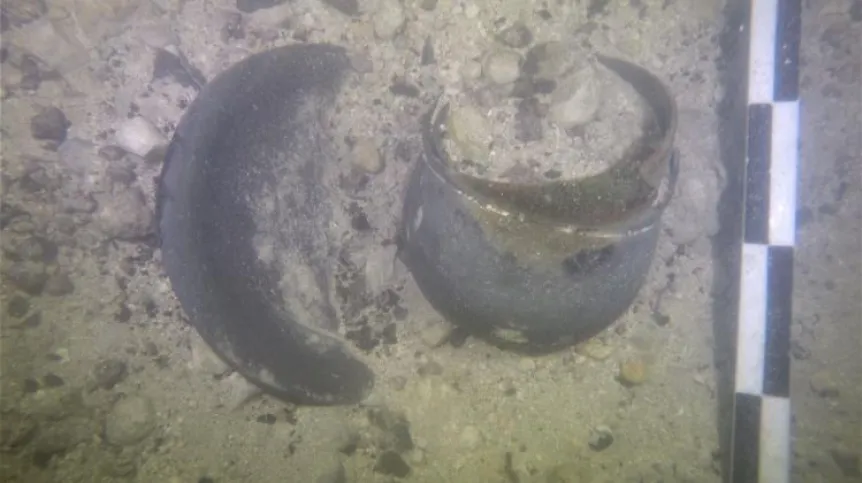 Underwater documentary photo of a ritual deposit consisting of ceramic vessels. Photo by Mateusz Popek