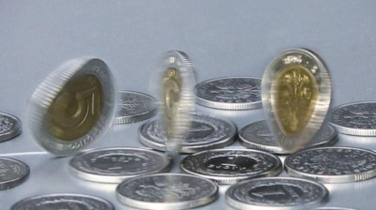 Under certain conditions, specific quantum states (represented by rotating coins) and classical states (coins lying on the table) may coexist, demonstrated scientists from the Institute of Nuclear Physics of the Polish Academy of Sciences and the Jagiellonian University. (Source: Institute of Nuclear Physics PAS)