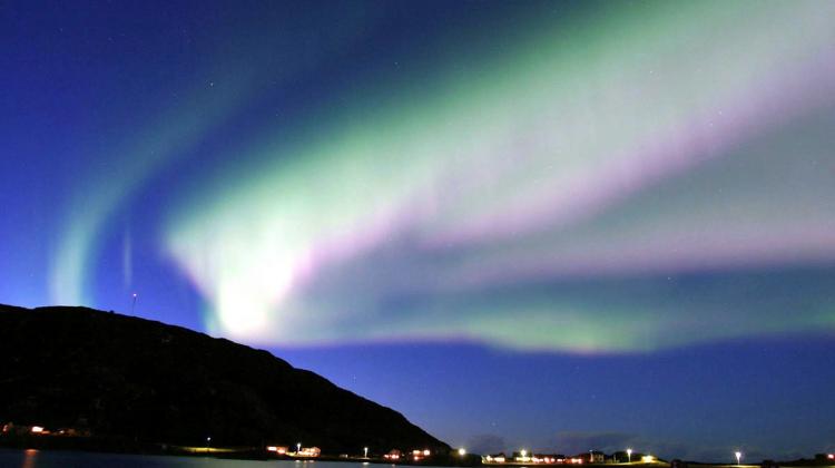 Kvaloya, Norwegia, 31.10.03. Zorza polarna nad wyspą Kvaloya koło Tromso w północnej Norwegii 30 bm. Zjawisko to występuje po silnych burzach magnetycznych. Od 24 bm. trwają na naszej planecie burze magnetyczne, czyli nieregularne zakłócenia ziemskiego pola megnetycznego spowodowane zwiększoną aktywnością Słońca. (fal) PAP/EPA (HINRICH BAESEMANN)