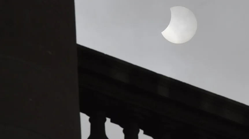 Bruksela, Belgia, 20.03.2015. Zaćmienie słońca widziane ponad Łukiem Triumfalnym w Parku Pięćdziesięciolecia w Brukseli,  (ukit) PAP/Radek Pietruszka 