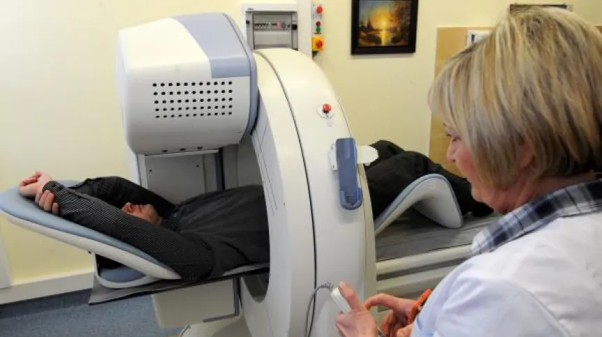 Prezentacja pierwszego w Europie Środkowo-Wschodniej skanera do badań izotopowych serca w Wojskowym Instytucie Medycznej w Warszawie. Urządzenie ma skrócić czas diagnostyki i zwiększyć bezpieczeństwo pacjenta. PAP/Grzegorz Jakubowski
