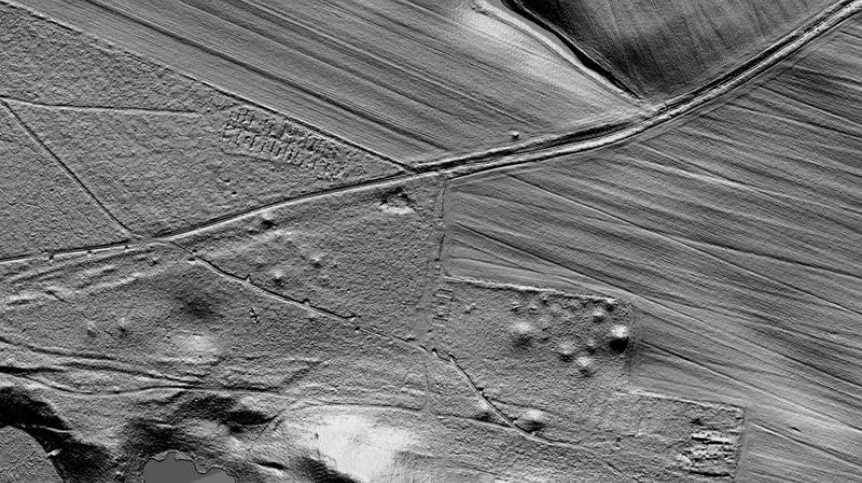 Numeryczny Model Terenu wygenerowany na podstawie danych pozyskanych za pomocą lotniczego skaningu laserowego– granice zlokalizowanego w lesie cmentarzyska kurhanowego powstały sztucznie wskutek uprawy sąsiadujących pól. oprac. Ł. Banaszek
