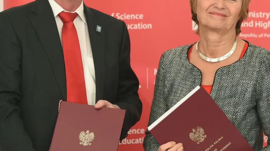 Dyrektor generalny ESO Tim de Zeeuw (L) i minister szkolnictwa wyższego Lena Kolarska-Bobińska (P) podczas podpisania umowy o członkostwie Polski w Europejskim Obserwatorium Południowym. Fot. PAP/ Radek Pietruszka 28.10.2014