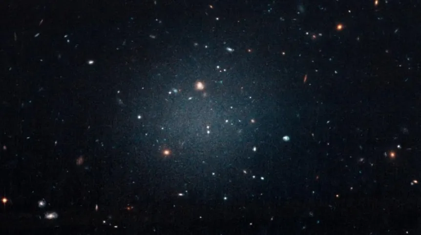 Ultrarozmyta galaktyka NGC 1052-DF2. Źródło: NASA, ESA, P. van Dokkum (Yale University)