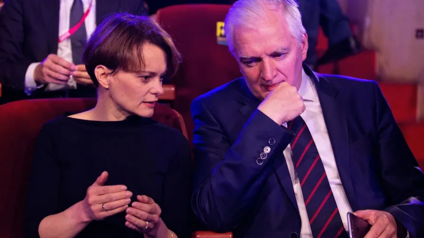 Minister przedsiębiorczości i technologii Jadwiga Emilewicz (L) oraz wicepremier, minister nauki i szkolnictwa wyższego Jarosław Gowin (P) podczas inauguracyjnego panelu "Nowa Unia – młoda Unia: europejskie wyzwania społeczne a zdrowa gospodarka" w ramach XI Europejskiego Kongresu Gospodarczego w Katowicach. Fot. PAP/Hanna Bardo 13.05.2019