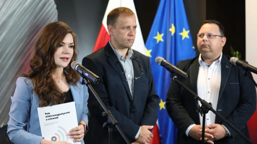 Wiceminister cyfryzacji Wanda Buk (L), dr. hab. Grzegorz Tatoń (C) z Collegium Medicum Uniwersytetu Jagiellońskiego oraz Rafał Pawlak (P) z Instytutu Łączności podczas prezentacji Białej Księgi "Pole elektromagnetyczne, a człowiek" oraz strony internetowej poświęconej tematyce 5G, 10 bm. w siedzibie Ministerstwa Cyfryzacji w Warszawie. PAP/Tomasz Gzell 11.06.2019
