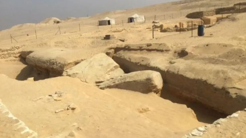 Part of the eastern edge of the "Dry Moat" uncovered in 2018. Visible detached rock fragments obscure the structure carved in its edge. (photo: K. Kuraszkiewicz/PCMA)