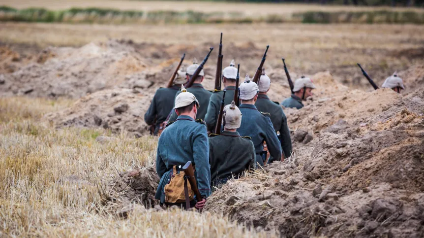 Armaty będą wykorzystywane nie tylko podczas odbywającej się co roku międzynarodowej inscenizacji historycznej bitwy o twierdzę. Pokazowe salwy mogą być stałą atrakcją w sezonie wakacyjnym. Twierdza ma własną "gwardię", czyli grupę rekonstruktorów wolontariuszy, odtwarzających pruskie oddziały z czasów I wojny światowej. Fot. PAP/Marek Zakrzewski