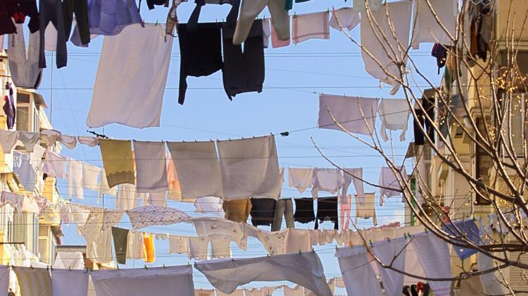 Seville, Spain, 27.12.2000. Laundry drying on ropes stretched between houses in Seville on December 27th. JT (PAP/EPA EMILIO MORENATTI)
