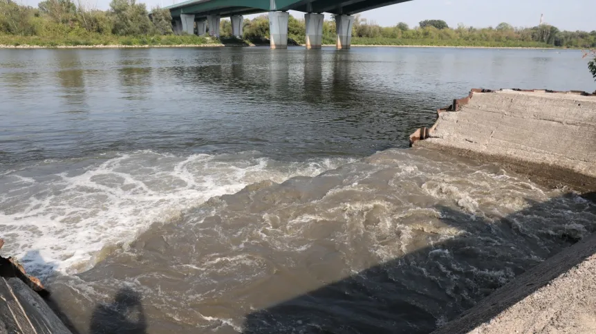 28.08.2019. Ścieki wpływające do Wisły na wysokości ul. Farysa na Bielanach gdzie doszło do awarii kolektora, 28 bm. w Warszawie. (aldg) PAP/Tomasz Gzell