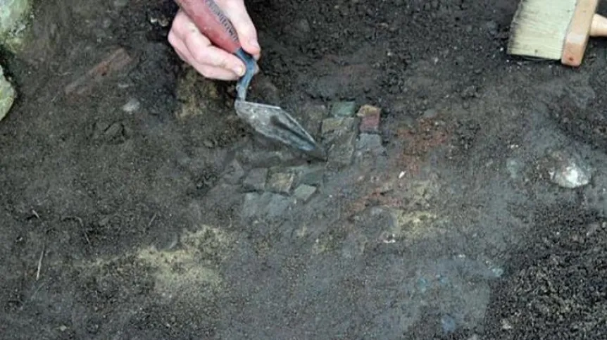 The moment of discovery of the mosaic fragments, photo by Agata Trzop-Szczypiorska