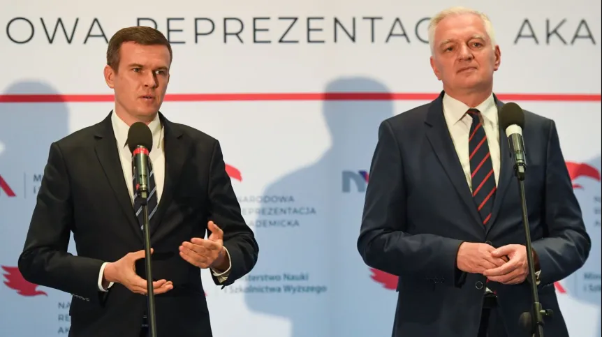 Minister sportu i turystyki Witold Bańka (L) oraz wicepremier i minister nauki i szkolnictwa wyższego Jarosław Gowin (P) podczas konferencji prasowej w związku z uruchomieniem przez Ministerstwo Nauki i Szkolnictwa Wyższego nowego programu wspierającego akademicką reprezentację Polski i studiujących sportowców w Warszawie. Fot. PAP/Piotr Nowak 04.10.2019