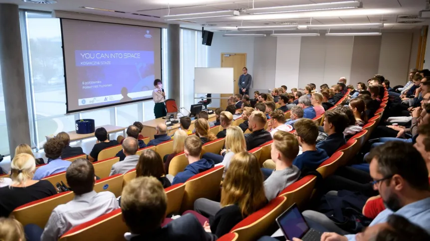 Minister przedsiębiorczości i technologii Jadwiga Emilewicz (C) podczas spotkania "You can into Space!Kosmiczne staże" w Centrum Wykładowym Politechniki Poznańskiej, Fot. PAP/Jakub Kaczmarczyk 08.10.2019