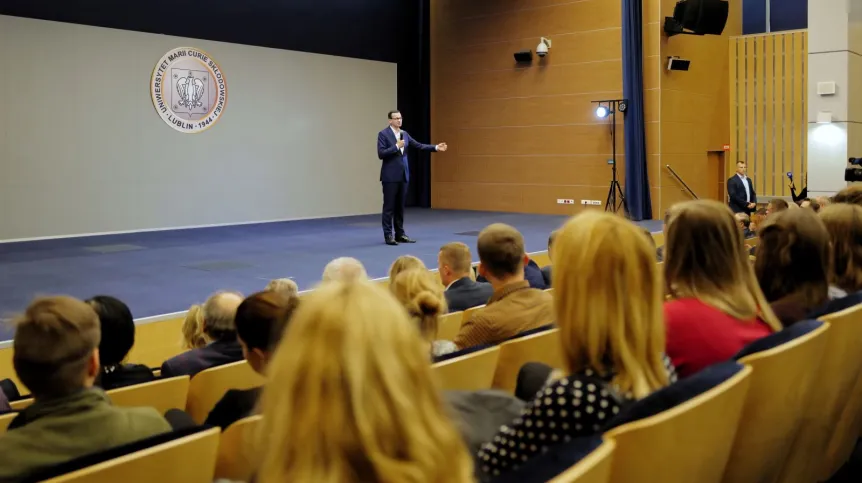 Prezes Rady Ministrów Mateusz Morawiecki (C-P) podczas spotkania z dziennikarzami w trakcie wizyty na Uniwersytecie Marii Curie-Skłodowskiej w Lublinie.  Fot. PAP/Andrzej Grygiel 11.10.2019